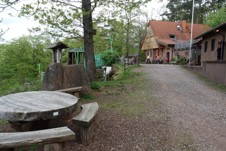 Read more about the article Letterbox-Wanderung bei Annweiler / Jung-Pfalz-Hütte